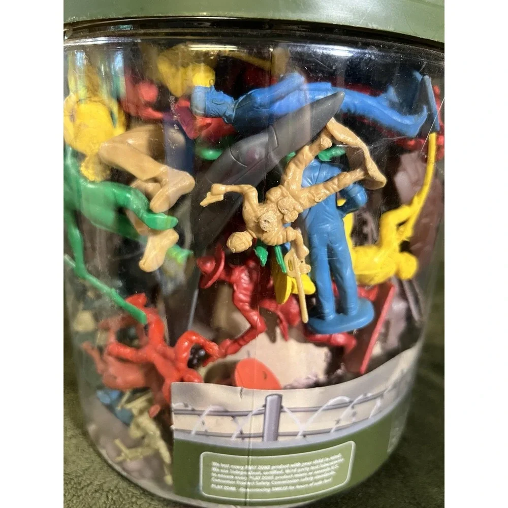 PLAY ZONE BUCKET SET 100 PIECES MILITARY TOYS (1896)‎